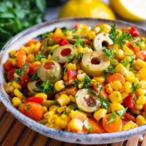 This Mediterranean corn salad is easy, delicious ready in 10 minutes!. Drizzled with a zesty dressing, this is the perfect summer salad! Mediterranean Corn Salad, Salad Mediterranean, Corn Salad Recipe, Salads Recipes, Corn Salad Recipes, Vegetarian Salads, Summer Corn Salad, Mediterranean Food, Lentil Salad