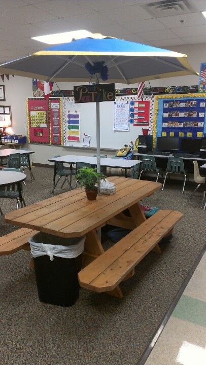 cool classroom table! I would hope that I could do something to my room to make it fun and enjoyable for the students. Classroom Layouts, Class Layout, Classroom Seating Arrangements, Table Organization, Classroom Table, Flexible Seating Classroom, Desk Arrangements, Middle School Special Education, Middle School Life