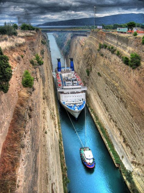 Big Ship in a Tiny Canal Corinth Canal, Incredible Places, Greece Travel, Greek Islands, Ponds, Places Around The World, Yachts, Cruise Ship, Wonderful Places