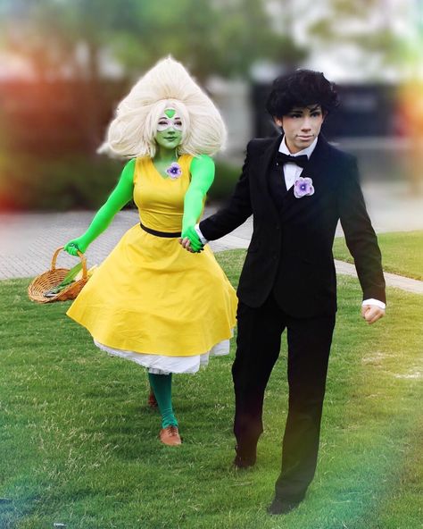 We can think about sunshine, we can think about rain. 🌈 I LOVE this photo of me and @yandere_oji as Steven from the wedding shoot 😍 Pic by… Peridot Pfp, Peridot Cosplay, Su Cosplay, N Cosplay, Steven Universe Cosplay, Steven Universe Peridot, Cosplay Lol, Cosplay Aesthetic, Pearl And Amethyst