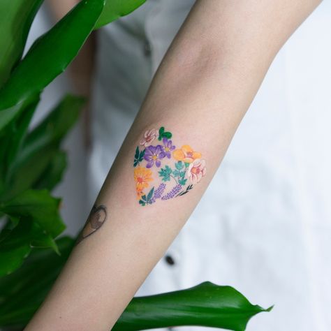 6,319 Me gusta, 34 comentarios - Zihee_tattoo (@zihee_tattoo) en Instagram: " . . To @baam.kr Thank you! 감사해용" Zihee Tattoo, Flowers And Animals, Heart Tattoos, Awesome Tattoos, Unique Tattoo Designs, Unique Tattoo, Floral Heart, Seoul Korea, Unique Tattoos