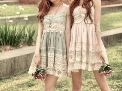 Not my photo but I love the lace and vintage style it looks so adorable x Vintage Clothing Styles, Pale Dress, Áo Blu, Boho Mode, Lace Dress Vintage, Lace Bridesmaid Dresses, Moda Vintage, Rilakkuma, Mode Vintage