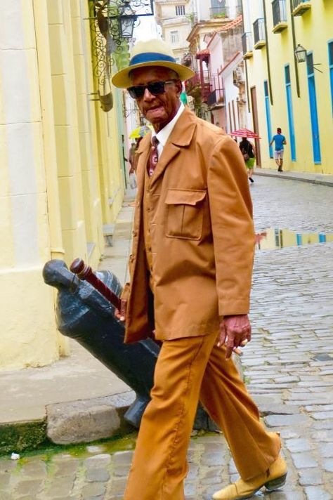 Cuban Outfit, Cuban Fashion, 1960s Fashion Mens, Cuban Women, Older Mens Fashion, Cuban Culture, Street Style Shop, Cuban Style, Guayabera Shirt