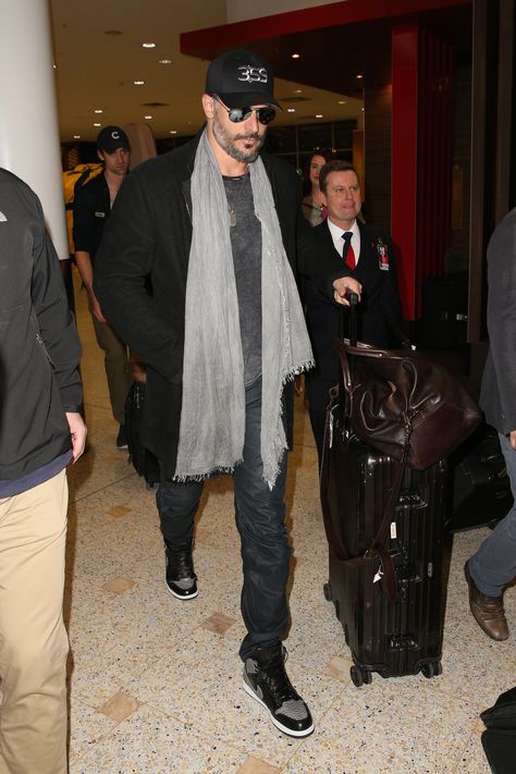 Rimowa Black, Rimowa Topas, Rimowa Luggage, Fashion Travel Outfit, Catch Flights, Joe Manganiello, Sydney Australia, Travel Outfit, Travel Style