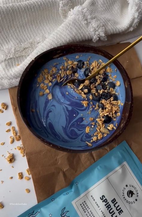 Ocean Smoothie Bowl Ocean Smoothie Bowl, Blue Spirulina Smoothie, Spirulina Smoothie Bowl, Superfoods Recipes, Rainbow Smoothie, Blue Smoothie, Spirulina Smoothie, Blue Spirulina, Spirulina Powder