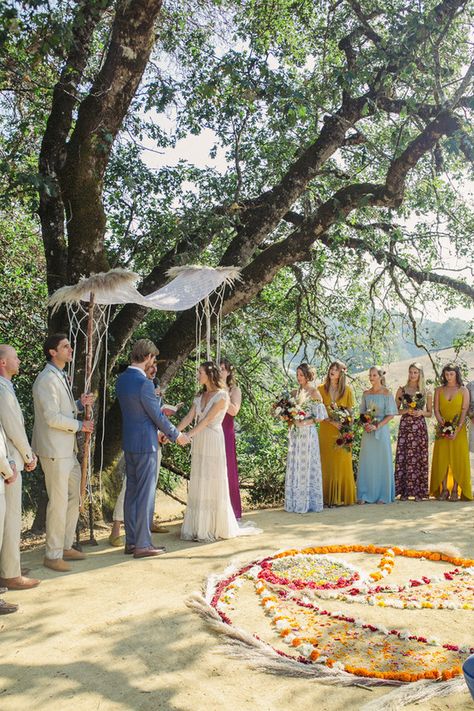 Beautifully rustic Anderson Valley wedding with a hippie bus and floral mandala Yoga Wedding, Mandala Wedding, Hippie Wedding, Rustic Wedding Flowers, 100 Layer Cake, Beer Festival, Craft Wedding, Wedding Videos, Easy Kids