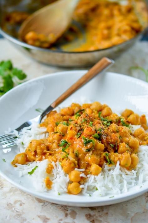 Easy Indian Chickpea Curry for Weekday Dinner | chefdehome.com Chickpea Curry Recipe Easy, Chickpea Curry Meal Prep, Chickpea Curry No Tomato, Quick Chickpea Curry, Chickpea And Rice Recipe, Chickpea Curry No Coconut Milk, Indian Chickpea Curry, Easy Chickpea Curry, Garbanzo Bean Recipes