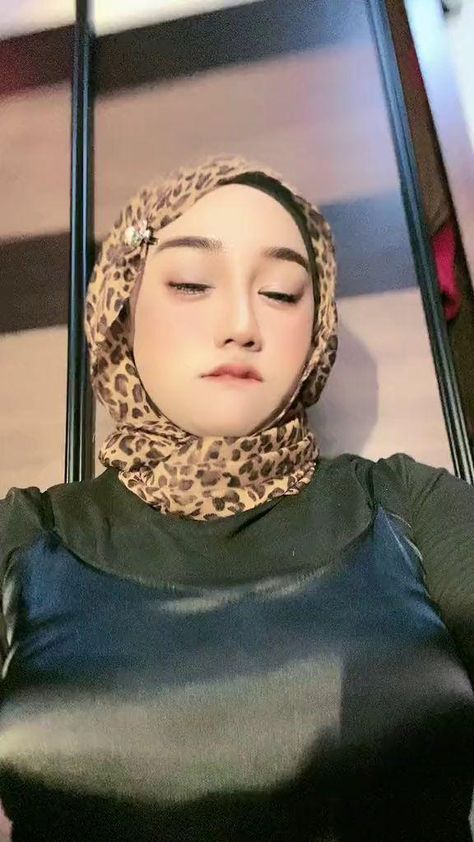 Bilik Lelaki, Celana Jogger Wanita, Hijab Hipster, Foto Cewek Hijab Aesthetic, Neckwear Women, Seni Dan Kraf, Hot Dresses Tight, Hijab Aesthetic