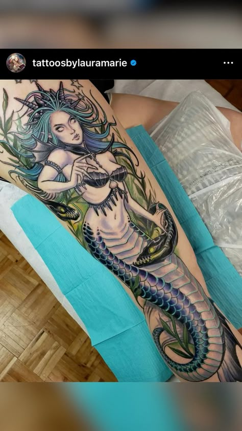 Tattoo Siren Mermaid Tattoos, Spooky Mermaid, Marie Tattoo, Mermaid Sleeve Tattoos, Dr Tattoo, Underwater Tattoo, Siren Tattoo, Mermaid Tattoo Designs, Capricorn Tattoo