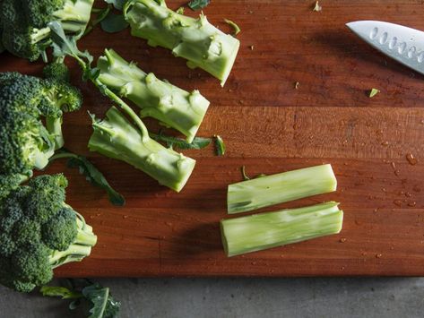 What To Do With Broccoli, Healthy Food Snacks, Broccoli Stalk, Fun Wedding Ideas, Food Recipes Healthy, Food Recipes For Dinner, Broccoli Stems, America Food, Chicken Curry Salad