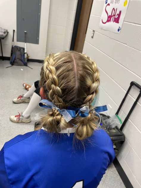 Netball Hairstyles, Gymnastics Meet Hair, Race Day Hair, Beach Farmhouse Decor, Volleyball Hair Bows, Tennis Hairstyles, Football Hairstyles, Cute Volleyball Hairstyles, Ideas For Parties