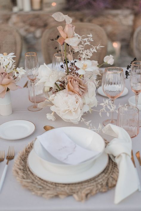 Soft Romantic Wedding Aesthetic, Round Table Styling Wedding, Beige Wedding Table Decor, Beige Wedding Decoration Table Settings, White And Beige Wedding Table, Cream Table Setting, Blush Wedding Table Setting, Beige Wedding Table, Neutral Wedding Centerpieces