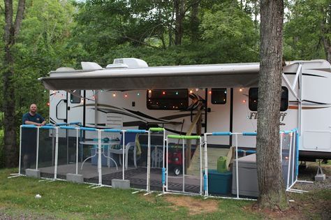 The Bowen Knot ⌘: DIY: Dan Designed an RV Travel Trailer and RV Campground and Park FurBabies Pet Enclosure or Fencing Rv Dog Fence, Portable Dog Fence, Rv Dog, Diy Dog Fence, Portable Garden, Rv Travel Trailers, Rv Campgrounds, Pet Enclosure, Popup Camper