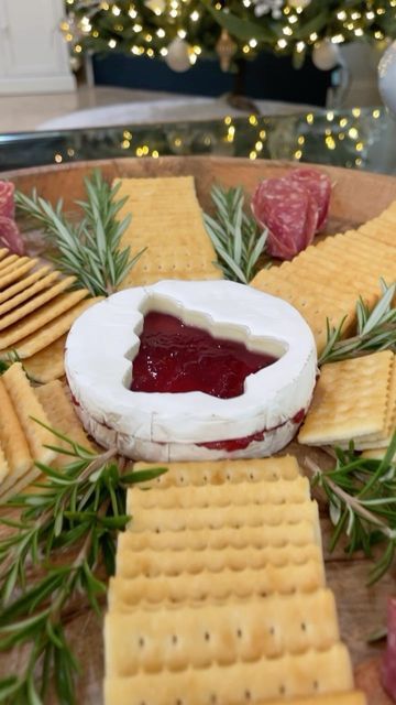 Cheese And Cracker Christmas Tree, Cheese And Cracker Christmas Platter, Brie Christmas Tree Appetizer, Brie Christmas Tree, Cheese And Cracker Platter, Cheese Board Easy, Evening Food, Platter Ideas, Christmas Cheese