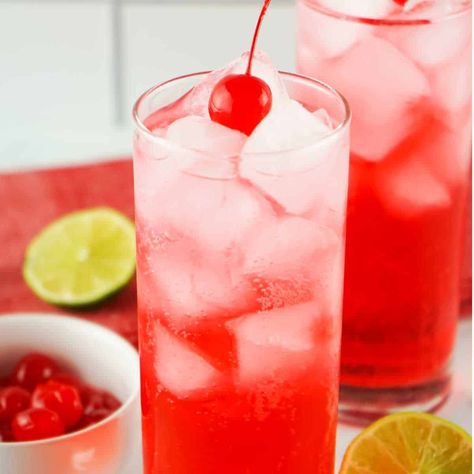 The virgin Shirley Temple is a classic kiddie cocktail that has delighted children for decades. Bright, bubbly Sprite & Grenadine is topped with a maraschino cherry, for a refreshing beverage perfect for anyone. Why You'll Love This Kiddie Cocktail Don't let the simplicity of this popular kiddie cocktail fool you, the virgin Shirley Temple is a delicious and refreshing drink that is perfect for anyone, on a hot Virgin Shirley Temple, Shirly Temple Drink, Alcoholic Shirley Temple, Drinks With Sprite, Shirley Temple Mocktail, Sprite Recipe, Shirley Temple Recipe, Diet Sprite, Shirley Temples