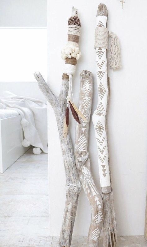 Hantverk Diy, Painted Driftwood, Driftwood Art Diy, Driftwood Projects, Stick Art, Driftwood Crafts, Drift Wood, Painted Sticks, Beach Crafts