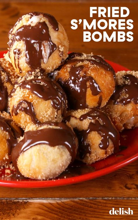 Fried S'mores Bombs Are Loaded With Melty MarshmallowsDelish Fried Smores Recipes, Deep Fried Smores, Smore Dessert Recipes, Smores Recipes Ideas, Groovy Desserts, Bbq Apps, Fried Smores, Snacking Ideas, Fried Desserts