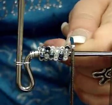 How to Make Coiled Wire Jewelry Tutorials with the Coiling Gizmo - The Beading Gem's Journal Coiling Gizmo Jewelry, Wrapping Videos, Journals Ideas, Jewelry 2024, Wire Creations, Wire Jewerly, Wire Tutorials, Halloween Idea, Wire Jewelery