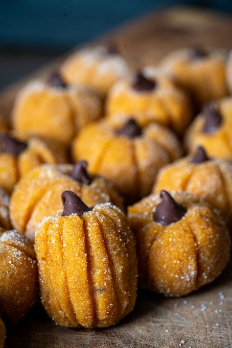 Pumpkin Pie Cheesecake Truffles | 12 Tomatoes Pumpkin Cheesecake Truffles, Dessert Balls, Pumpkin Truffles, Cheesecake Truffles, Rubber Spatula, Dessert Truffles, Cooking Panda, 12 Tomatoes Recipes, Pumpkin Pie Cheesecake