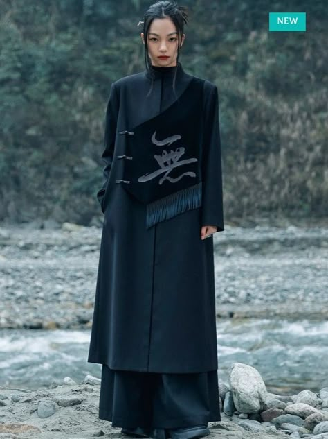 Korean Historical Fashion, Matrix Coat, Japanese Avant Garde, Samurai Fashion, Chinese Clothing Modern, Modern Chinese Fashion, Angura Kei, Fabrics For Dresses, Fusion Dress