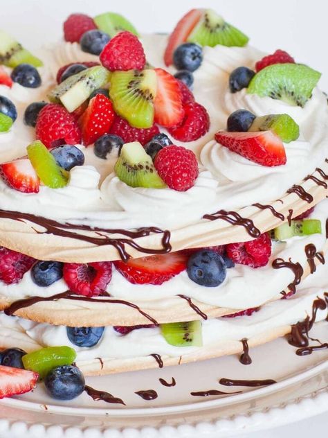 Boccone Dolce Cake - Pavlova Cake Recipe (video) Chocolate Pavlova Recipe, Chocolate Blackberry Cake, Boccone Dolce, Cake Pavlova, Cake With Lavender, Lavender Chocolate, Blackberry Lavender, Chocolate Pavlova, Pavlova Cake