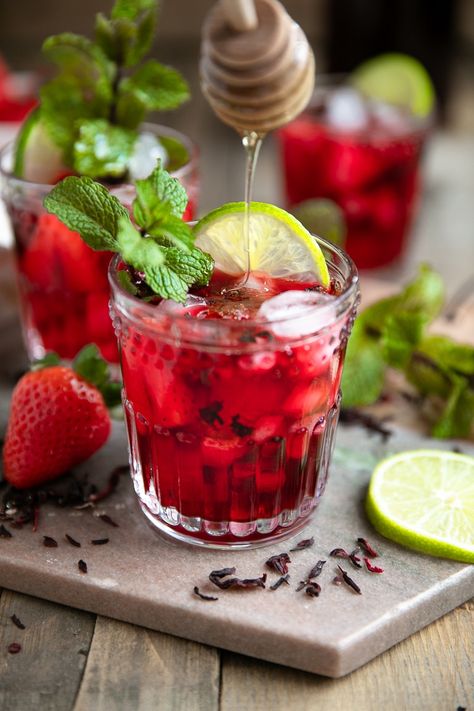 4th Of July Drinks, Hibiscus Iced Tea, Strawberry Honey, Strawberry Tea, Iced Tea Recipes, Refreshing Summer Drinks, Honey Tea, Hibiscus Tea, Pretty Drinks