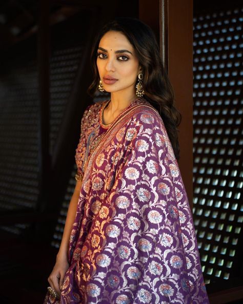 Tarun Tahiliani's Detailed Anarkali Design Elevates Sobhita Dhulipala's Fashion Game! Anarkali Design, Purple Anarkali, Sobhita Dhulipala, Trending Saree, Anarkali Designs, Mumbai Wedding, Traditional Silk Saree, Clean Fashion, Wedding Guest Style