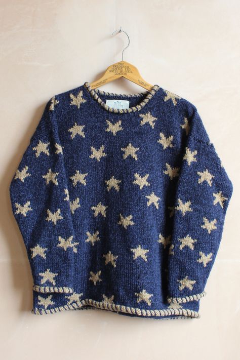 Cute Winter Fashion Outfits, Cute Knit Patterns, Knitted Star Sweater, Knit Star Sweater, Tapestry Knitting Patterns, Diy Knitted Sweater, Knitted Jumper Aesthetic, Knit Sweater Ideas, Knitting Inspo Aesthetic