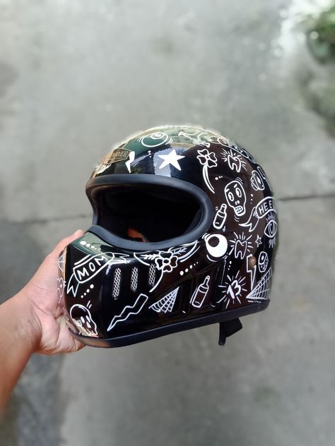 Helmet Painting Ideas, Painted Bike Helmet, Painted Motorcycle Helmets, Helmet Aesthetic, Custom Bike Helmets, Motorcycle Helmet Decals, Painted Helmet, Custom Helmet Paint, Helmet Painting