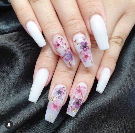 Acrylic Nails With Flowers, Nails With Flowers, Nails Flowers, Mickey Nails, White Acrylic Nails, Flower Nail Designs, Kawaii Nails, Pretty Acrylic Nails, Floral Nails