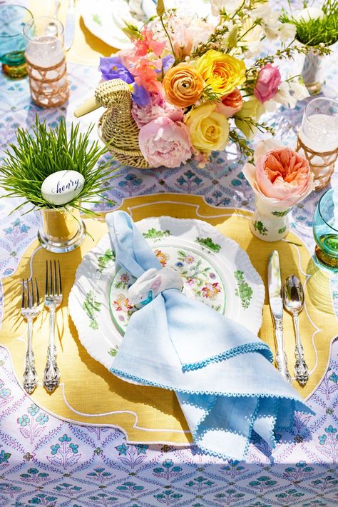 You have to see this stylish and nostalgic Easter brunch. Featuring beautiful pastels and pops of yellow this outdoor garden party is full of Easter table decoration ideas. #easter #eastertableideas #easterbrunch #easterdecorations #southernliving Outdoor Easter Party, Fall Aesthetic Decor, Fall Room Inspiration, Easter Party Table, Fall Room Decor Ideas, Easter Sides, Easter Table Setting, Easter Recipe, Fall Room