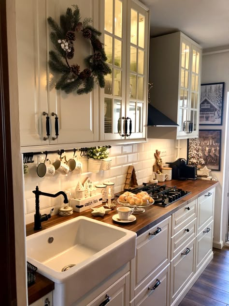 White Cosy Kitchen, Big Cozy Kitchen, Simple Cozy Kitchen, Cozy Kitchen Ideas, Minwax Stain Colors, Cottagecore Living, Casa Clean, Cosy Kitchen, Minwax Stain