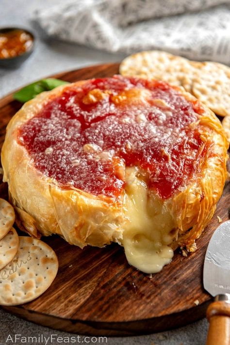 Learn how to make this easy Baked Brie wrapped in phyllo dough with jam. A delicious and gooey appetizer, plus it's gorgeous to look at! Philo Dough, Baked Brie Appetizer, Phyllo Dough Recipes, Phyllo Recipes, Baked Brie Recipes, Brie Appetizer, Brie Recipes, Fun Halloween Food, Best Christmas Recipes