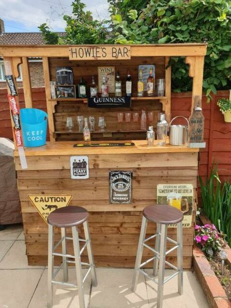 Bar En Palette, Diy Garden Bar, Garden Bar Ideas, Garden Bar Shed, Outdoor Bar Ideas, Outdoor Garden Bar, Outdoor Tiki Bar, Pallet Bar Diy, Diy Outdoor Bar