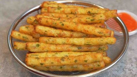 Crispy Homemade Potato Sticks Recipe | DIY Joy Projects and Crafts Ideas Deep Fried Mashed Potatoes, Fried Mashed Potatoes, Sweet Potato Snacks, French Fries At Home, Fried Potatoes Recipe, Potato Chip Recipes, Crunchy Potatoes, Fried Chips, French Fried Potatoes