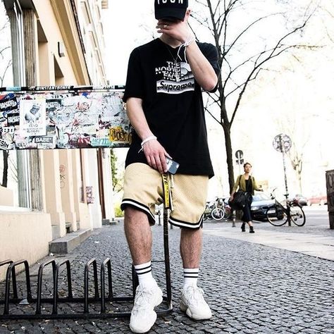 Basketball Shorts Outfit, Shorts Outfit Men, Basketball Street, Hypebeast Outfits, Outfits Sport, Mens Street Style Summer, Outfit Male, Young Mens Fashion, Nba Outfit