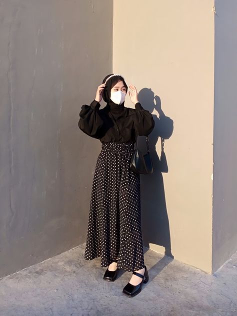 Ootd Rok Polka, Ootd Rok Polkadot, Ootd Rok Skirt, Rok Polka, Outfit Hitam, Hijab Casual Outfit, Outfit Hijab Casual, Rok Outfit, Ootd Hijab Casual