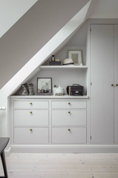 Small Space Storage Bedroom, Bedroom Storage For Small Rooms, Loft Conversion Bedroom, تحت الدرج, Attic Bedroom Storage, Attic Wardrobe, Diy Bedroom Storage, Attic Bedroom Designs, Attic Closet