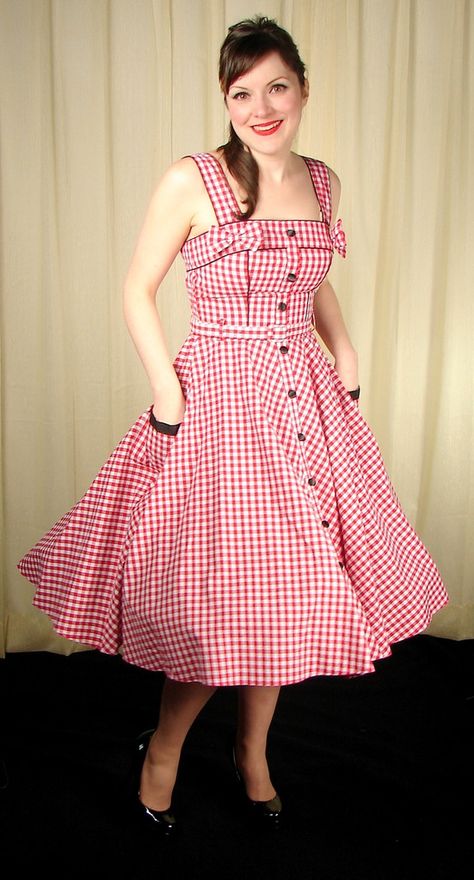 retro gingham. Cottagecore Fashion Dresses, Vintage Robes, Rock N Roll Dress, 60s Vintage Fashion, Red Gingham Dress, Dresses Cottagecore, Robes Vintage, Pin Up Outfits, Cottagecore Fashion