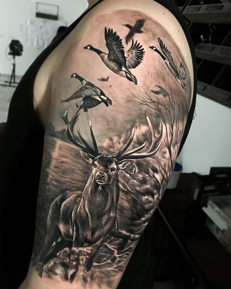 Duck Hunting Tattoos, Tattoo Avant Bras, Natur Tattoo Arm, Deer Head Tattoo, Wilderness Tattoo, Elk Tattoo, Moose Tattoo, Deer Tattoo Designs, Stag Tattoo