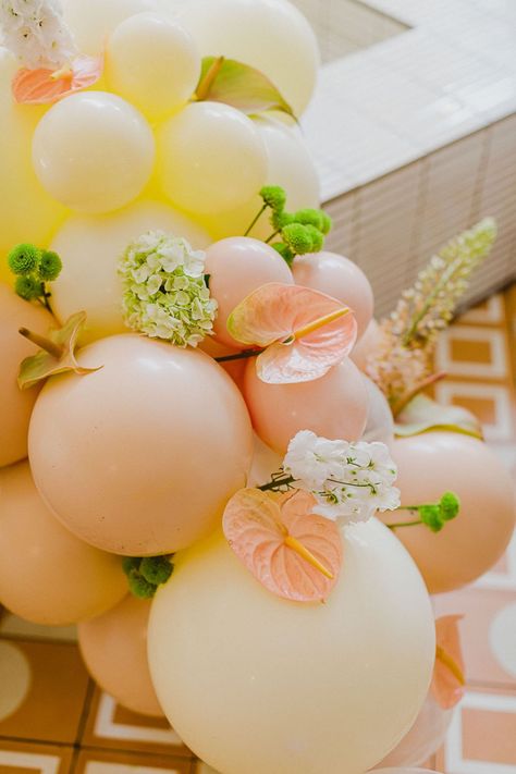 Inspired by summer and sun, this is the perfect bridal shower theme for the feminine, fun and modern bride-to-be! Hens Ideas, Bebe Shower, Bridal Shower Inspo, Peach Party, Fresh Smoothies, Spring Bridal Shower, Spring Dinner, Edible Paper, Pastel Balloons