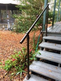 Cottage Railing, Rustic Handrail, Outside Stair Railing, Step Railing Outdoor, Diy Deck Railing Ideas, Wood Deck Steps, Diy Deck Railing, Porch Step Railing, Porch Railing Ideas