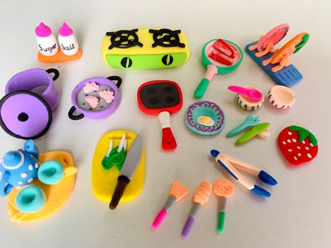 Polymer Clay Kitchen Ideas, Clay Food Easy Diy, Clay Food Tutorial Easy, Clay Kitchen Set, Clay Kitchen, Miniature Kitchen Utensils Diy, Kitchen Miniature Model, Cardboard Crafts Kids, Toy Kitchen Set