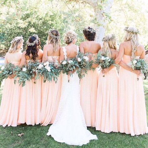 Peach Bridesmaid, Peach Bridesmaid Dresses, Rustic Wedding Decorations, Bridesmaids Photos, Peach Wedding, Foto Poses, Wedding Goals, Wedding Wishes, Italy Wedding