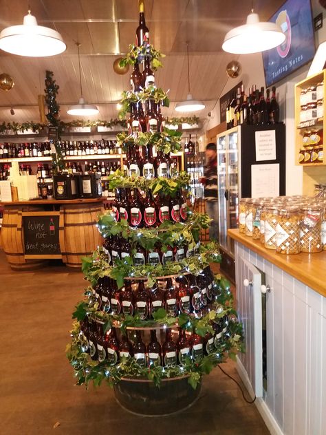 Liquor Store Christmas Decorations, Beer Christmas Tree, Diy Wine Bar, Christmas Store Displays, Wine Displays, Wine Tree, Beer Display, Beer Christmas, Beer Case