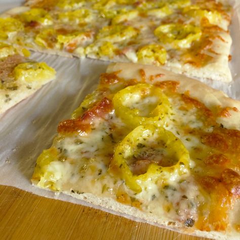 This homemade banana pepper pizza is a quick and easy dinner. This spicy pizza is a fun variation of a traditional white pizza! Banana Pepper Pizza, Recipes With Banana Peppers, Sweet Banana Peppers, Pizza Flatbread, Pepper Pizza, Spicy Pizza, White Pizza Recipes, Banana Peppers, White Pizza