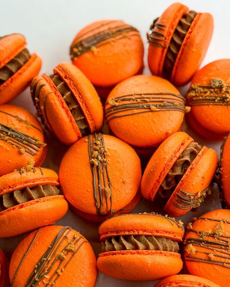 Butterfinger Macarons 🥜 If you’ve never had a butterfinger, they’re kind of hard to describe! They’re chocolatey, peanut buttery, crunchy… they’re absolutely delicious! And so are these macarons 😍 This recipe will be in my Halloween fillings book coming 9/28. Come back tomorrow to see how I made them! ☺️ #macarons #macaronstime #glutenfree #frenchmacarons #macaronshells #macaronart #bakingtherapy #bakingvideos #macaronstagram #macaronvideo #macaronlove #meringue #bakingfun #womanowned #swe... Thanksgiving Macaron Flavors, Butterscotch Macarons, Autumn Macaron Flavors, Butterbeer Macarons, Chocolate Orange Macarons, Baking Videos, French Macarons, Meringue, Baked Goods