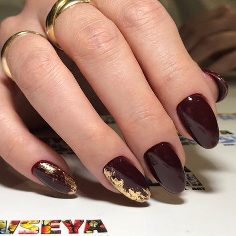 Choosing between countless burgundy nails ideas is a tough job. But, hey, you have all the time in the world ahead, right? Dive in! Burgundy Acrylic Nails, Burgundy Nail Designs, Latest Nail Designs, Wine Nails, Burgundy Nails, Foil Nails, Gel Nail Designs, Manicure Y Pedicure, Cool Nail Designs