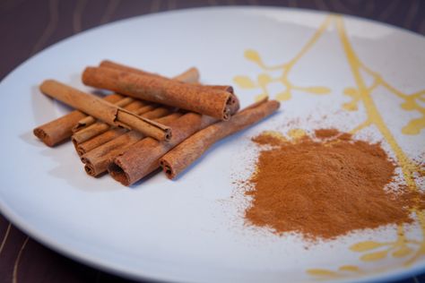 cinnamon Cinnamon Health Benefits, Cassia Cinnamon, Cinnamon Benefits, Ceylon Cinnamon, Culinary Herbs, Cinnamon Powder, Healing Food, Spices And Seasonings, Asian Cooking