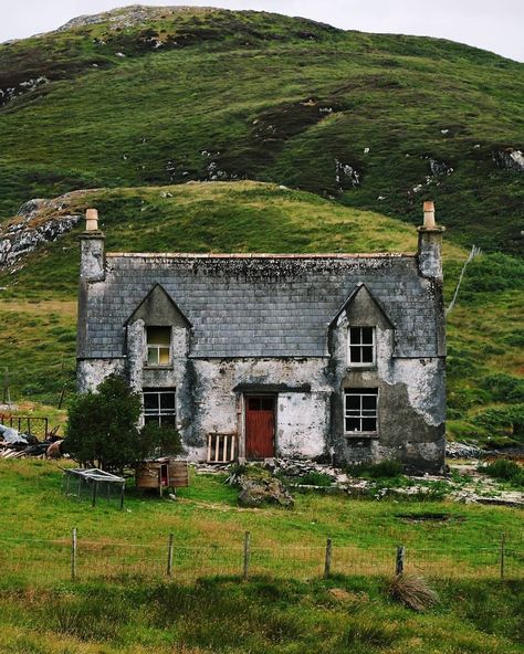 Morning Mist, Abandoned House, 카드 디자인, England And Scotland, Cabins And Cottages, Old Stone, English Cottage, Stone House, Abandoned Buildings